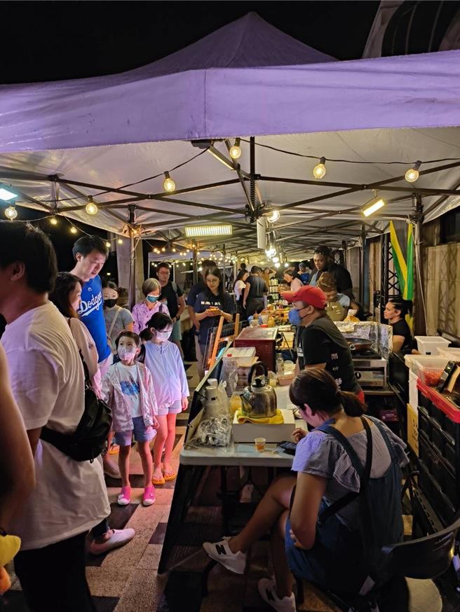 觀光之夜in福隆活動，遊客踴躍參與。（觀光署提供／蔡明亘台北傳真）