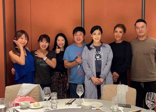 佩甄曾在臉書曬出與胡瓜、丁柔安、小禎、丁春霆等人合照。（摘自佩甄臉書）