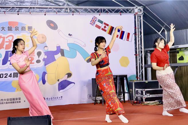 台师大与台北市师大龙泉商圈促进会5日及6日办理「师大龙泉好康龙厚礼开学季」活动，来自缅甸的罕业玫、陈美玲、尹可欣带来缅甸泼水节传统舞蹈。（台师大提供／林志成台北传真）