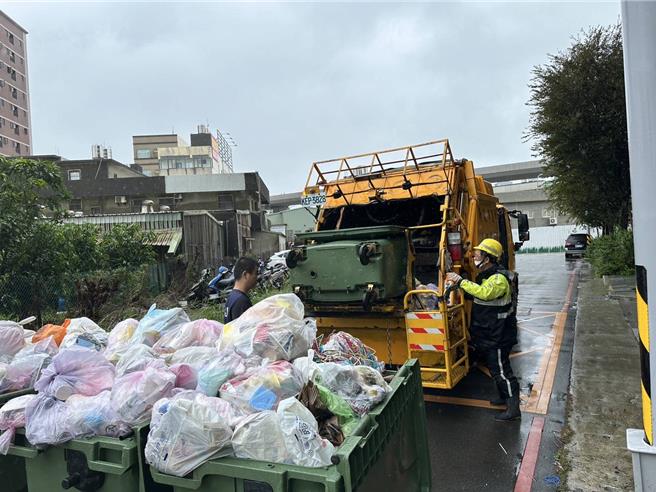 山坨儿颱风过境之后，桃园市环保局出动2900多名清洁队员协助垃圾收运及市容整洁。（桃园市环保局提供）