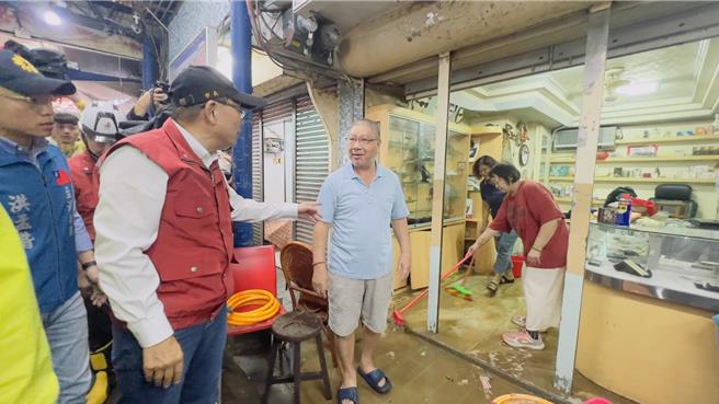 「山陀儿」颱风造成北海岸多处房屋淹水、受损或遭土石流侵袭。图为市长侯友宜5日前往金山勘灾。（吕健豪摄）