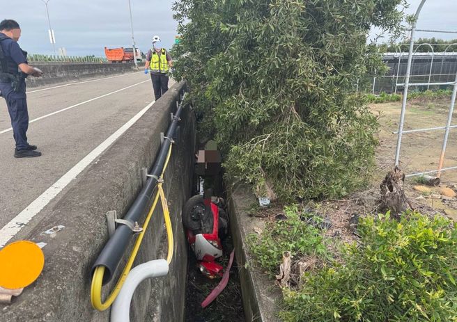 警方发现，刘男水沟里的机车车尾还亮着。（图／翻摄画面）