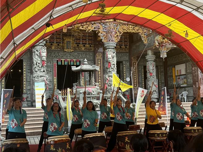 六甲樂齡太鼓團帶來精彩鼓樂演出。（曹婷婷攝）