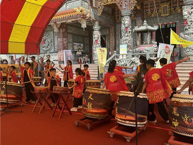 小朋友帶來結合舞蹈的鼓樂演出。（曹婷婷攝）