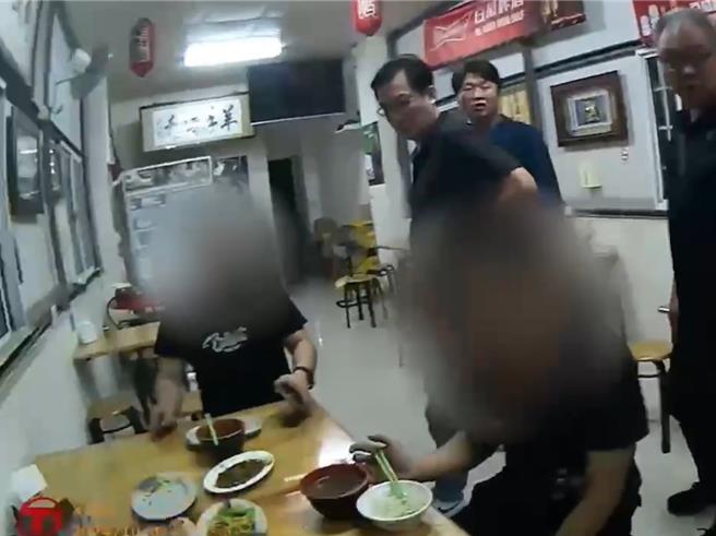 王姓嫌犯與友人吃炒羊肉、喝羊肉湯時被警方逮獲。(水上分局提供／呂妍庭嘉義傳真)