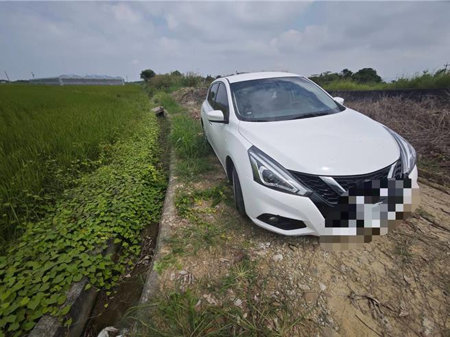 王嫌逃逸後將車輪破掉的出租車棄置在鹿草鄉一處田間小路。(水上分局提供／呂妍庭嘉義傳真)