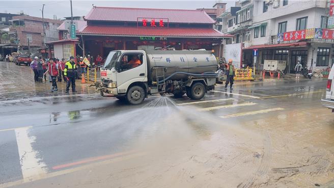 因应瑞芳、金山、万里、石门、三芝恢復正常上班、上课，新北市交通局提醒，5区红、黄线路段将自7日上午7时起恢復管制。图为金山老街5日于山陀儿颱风后抢救灾情情形。（吕健豪摄）