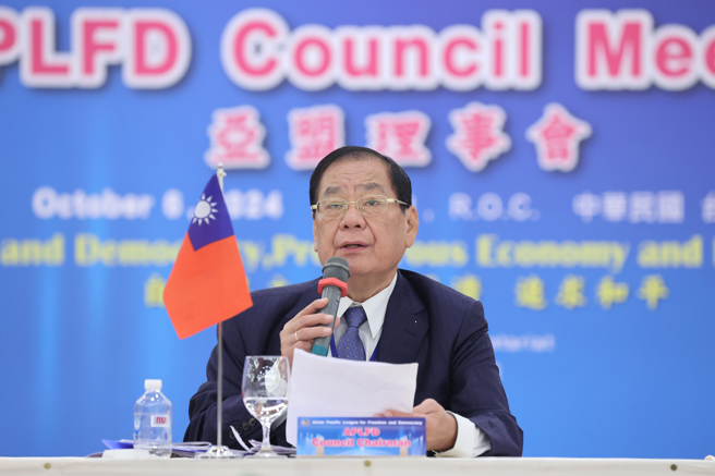 亞洲太平洋民主聯盟上午舉辦亞盟理事會及亞太圓桌會議，並慶祝成立70週年，亞盟理事會主席曾永權連任後致詞。（圖/亞盟提供）