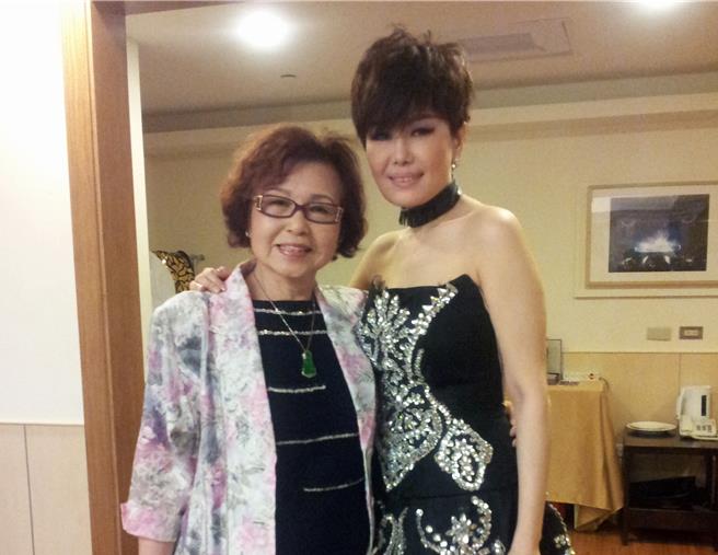 纪露霞（左）开心江蕙病癒后復出开唱。（纪露霞提供）