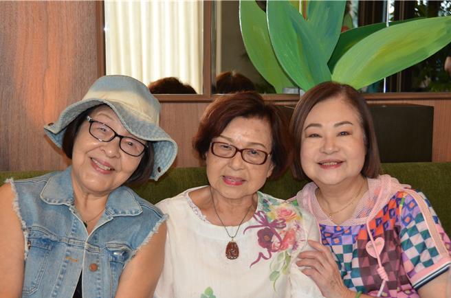 林秀珠、纪露霞及文香上个月一同前往日月潭旅游。（纪露霞提供）