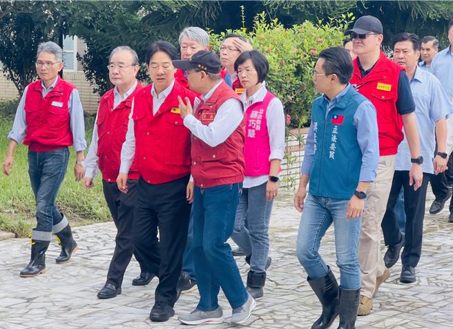 民進黨立委蘇巧慧、國民黨立委洪孟楷勘災同框被解讀為2026前哨戰意味濃厚。（呂健豪攝）