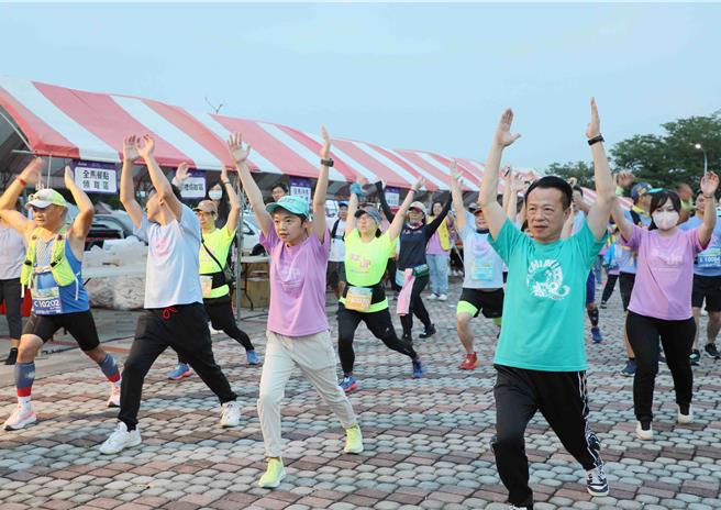 水上乡公所主办的「第2届水上UP马拉松-紫色山城仙草园区」今（6日）清晨从北回二馆太空教育馆开跑。（嘉义县政府提供／吕妍庭嘉义传真）