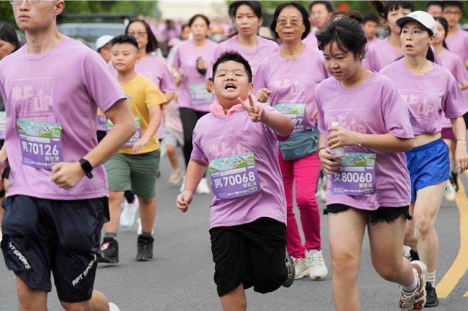水上乡公所主办的「第2届水上UP马拉松-紫色山城仙草园区」今（6日）清晨从北回二馆太空教育馆开跑。（嘉义县政府提供／吕妍庭嘉义传真）