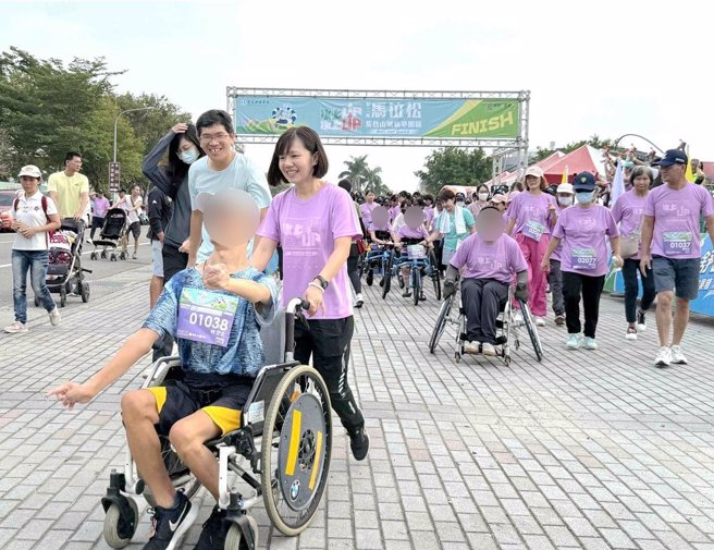 台湾脑性麻痹运动休閒协会也为脑麻朋友们报名路跑，传达满满正能量。（嘉义县政府提供／吕妍庭嘉义传真）