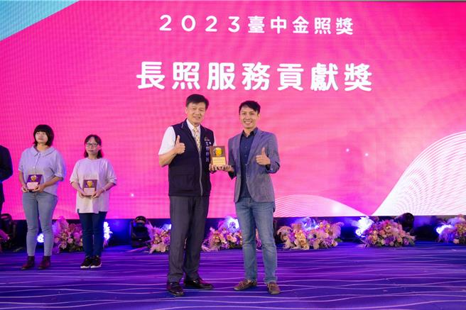 在台中丰原区开业的耳鼻喉科医师杨启坤（右一）长期投入居家医疗服务，曾获卫生局「金照奖」长照服务贡献奖表扬。（台中市卫生局提供／冯惠宜台中传真）