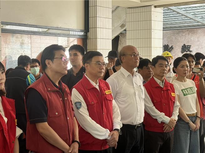 颱风山陀儿造成新北市瑞芳、金山等区灾情严重，行政院长卓荣泰（左三）今（6）日与新北市副市长刘和然（左二）前往后山坍崩的瑞芳高工视察，谈到復原工作所需经费，卓荣泰说，灾害准备金若不够，就会以缓救急，「有需要当然会依照程序来启动第二预备金」。（柯毓庭摄）