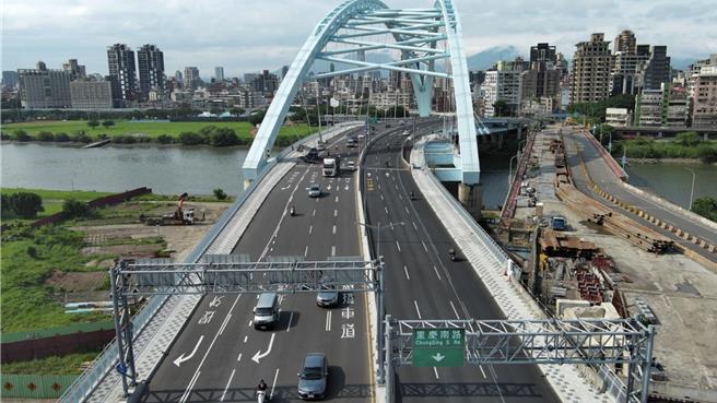 中正橋連接台北市中正區重慶南路三段與新北市永和區永和路二段，車流量大，規畫為機車專用道，自行車則與行人人車共道。（新北市新工處提供／劉彥宜台北傳真）