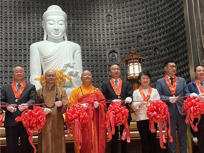 歷時12年打造的佛光山惠中寺6日落成啟用，立法院長韓國瑜、台中市長盧秀燕等人受邀剪綵。（林欣儀攝）