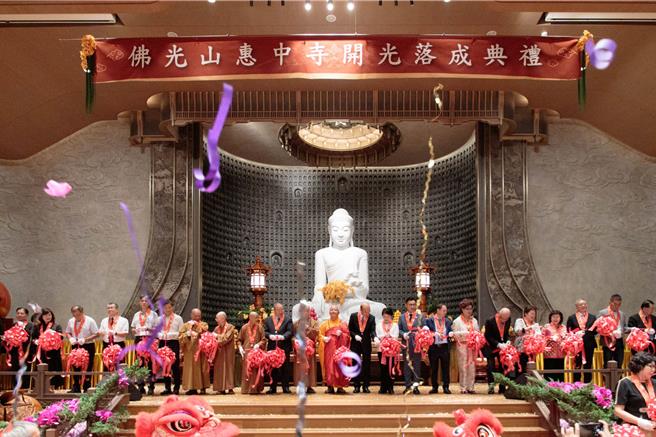 歷時12年打造的佛光山惠中寺6日落成啟用，立法院長韓國瑜、台中市長盧秀燕等人受邀剪綵。（林欣儀攝）