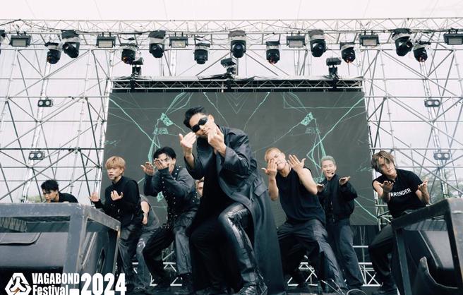 AKIRA和THE JET BOY BANGERZ登台南浪人祭，5日帶來熱力四射的演出。（浪人祭提供）