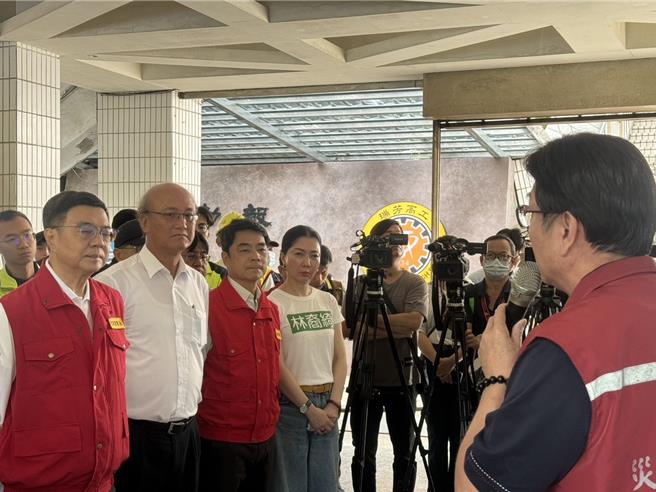 颱風山陀兒為新北市瑞芳區帶來驚人雨量，行政院長卓榮泰今（6）日與新北市副市長劉和然一同前往瑞芳高工視察，劉和然向卓陳情指這次颱風預測「雨量落差還蠻大的」，強調救災中央地方不分彼此，「只是我們發現了問題，趁院長到的時候做個報告」。（柯毓庭攝）