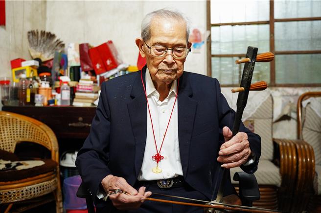 峨眉鄉百歲公楊雲貴，是縣長楊文科的叔公，拉了一手好二胡。（羅浚濱攝）