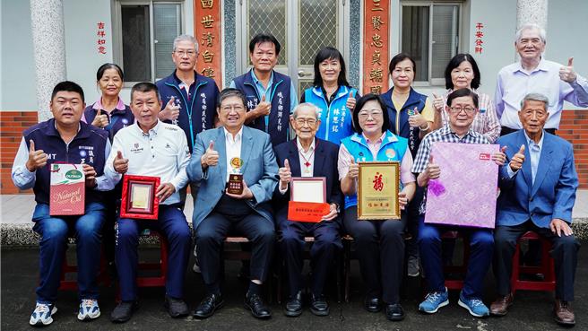 新竹縣今年百歲人瑞有103位，縣長楊文科（左三）逐一拜訪致贈敬老禮品，峨眉鄉百歲公楊雲貴（中）是楊文科的叔公。（羅浚濱攝）