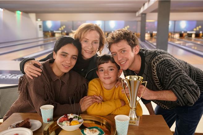 《邻家密友》描绘影后伊莎贝雨蓓（左二）饰演的警察无法走出丧夫伤痛，却因结识邻居小家庭重拾生活动力。pg家庭重拾生活动力。（图／原创娱乐提供）