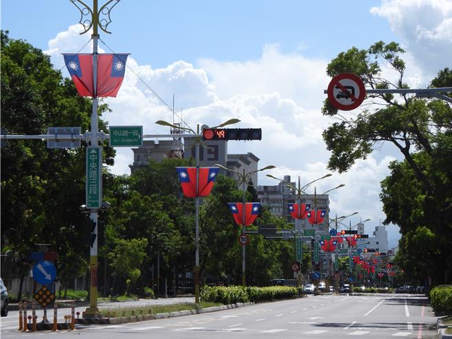 花莲县政府每年都会在国庆日时，在贯穿县境的台9线及市区重要街道上悬挂国旗，旗海飘扬的画面相当壮观。（罗亦晽摄）