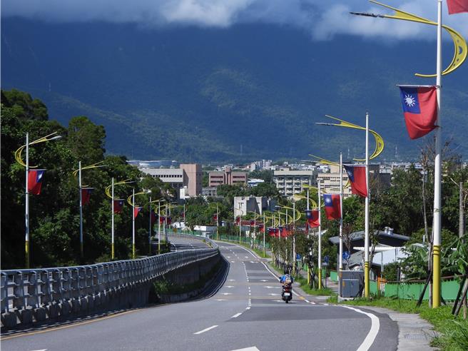 花莲县政府每年都会在国庆日时，在贯穿县境的台9线及市区重要街道上悬挂国旗，旗海飘扬的画面相当壮观。（罗亦晽摄）