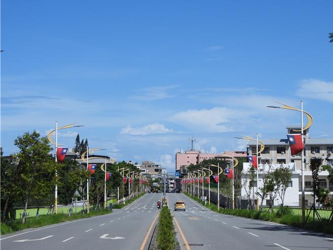 花莲县政府每年都会在国庆日时，在贯穿县境的台9线及市区重要街道上悬挂国旗，旗海飘扬的画面相当壮观。（罗亦晽摄）