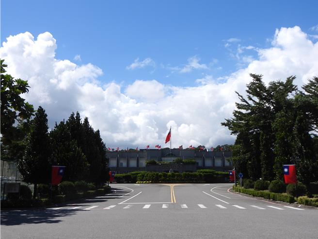 花莲县政府迎接国庆日，在县府厅舍前挂满国旗，展现对国家的热情。（罗亦晽摄）