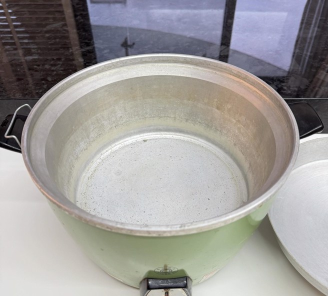 清洗过后的大同电锅，变得亮白。（图／Cinya老师授权提供）