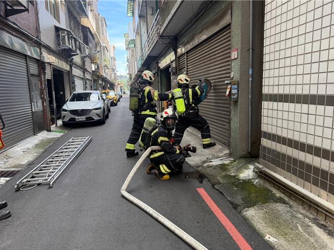 龜山消防分隊6日在龜山區永和街福德巷內辦理狹小巷弄搶救演練。(消防提供／蔡依珍桃園傳真)