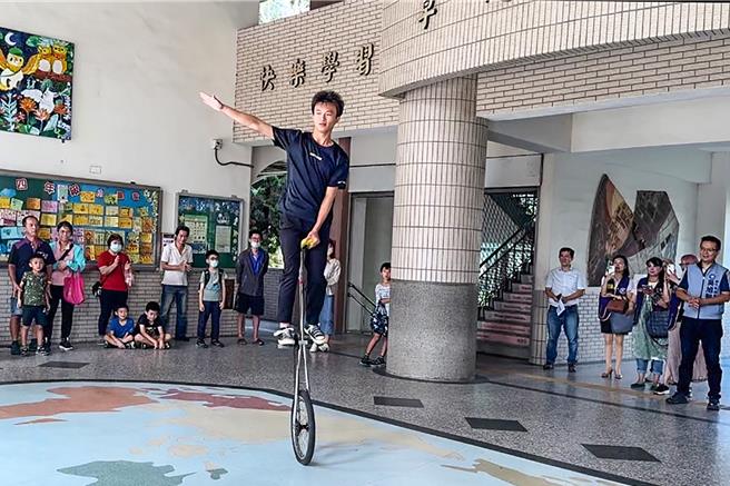 新竹縣兒童專注力與情緒管理訓練的獨輪車邁入第七屆，開幕式由世界獨輪車冠軍孔祥泰帶來精彩表演。（羅浚濱攝）