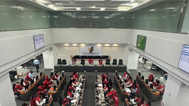 因應颱風山陀兒帶來的危害，中央災害應變中心連日開設工作會報，但屢屢點名藍營縣市遭人聯想是否有政治考量，中央災害應變中心也給出回應。（賀培晏攝)