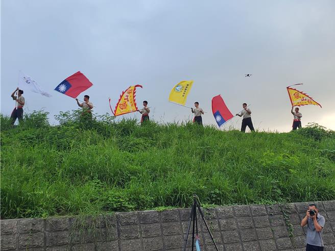 今年七崁路跑祈福典礼由「凤山馆」传习者以国旗取代馆旗表演。（周丽兰摄）