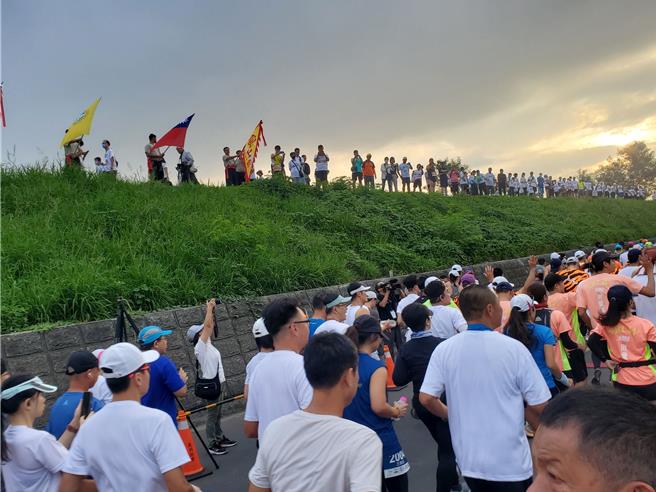 各组跑者精神抖擞出发。（周丽兰摄）