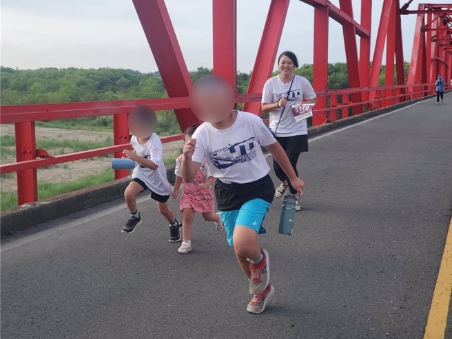 4公里组路程是来回跑西螺大桥一趟，不少年轻父母带着小孩且跑且走。（周丽兰摄）