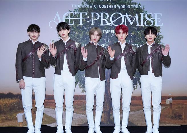 TOMORROW X TOGETHER成员休寧凯（左起）、秀彬、杋圭、然竣、太显接受台湾媒体联访。（罗永铭摄）