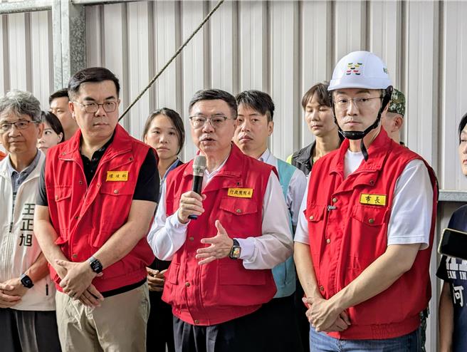 行政院长卓荣泰（前左3）在环境部长彭启明（前左2）、基隆市长谢国梁（前左3）陪同下，视察基隆市天外天焚化炉旁的坍方现场，并指示环境部全力协助基市府进行后续的救灾工作。（张志康摄）