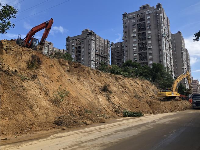基隆市政府与国土署协力下，新丰街坍方现场将在6日晚间抢通。（张志康摄）