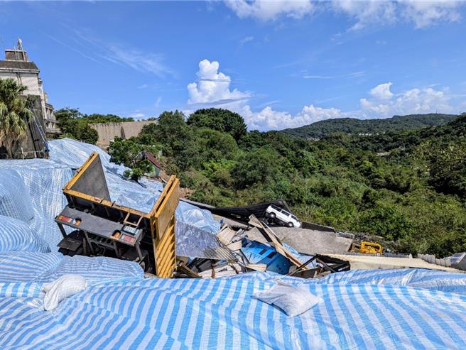 基隆市天外天焚化炉旁的坍方现场，有多达15部的环保局工作车辆随着坍方的土石落入深谷。（张志康摄）