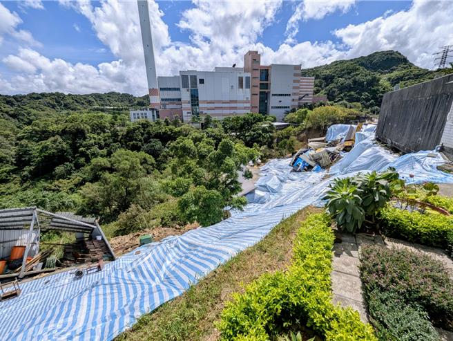 基隆市天外天焚化炉旁的坍方现场，有多达15部的环保局工作车辆随着坍方的土石落入深谷。（张志康摄）