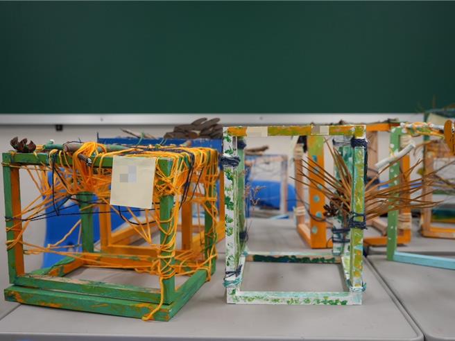 台中市龙井区农会今年规画在竹坑南寮步道新推出「绿映龙井生活节」，其中装置艺术展邀请艺术家林彦良、弘光科大文化设计与行销系与龙井区11所学校及乐龄长辈参与艺术创作。（龙井农会提供／潘虹恩台中传真）