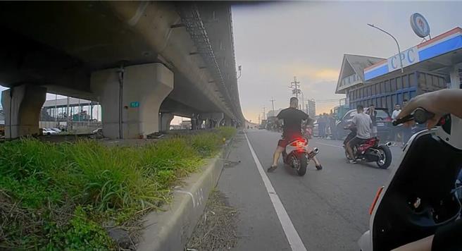 馬路成賽道，桃園觀音無掛牌機車競速居民痛批目無法紀。(取自爆廢公社二館／呂筱蟬桃園傳真)