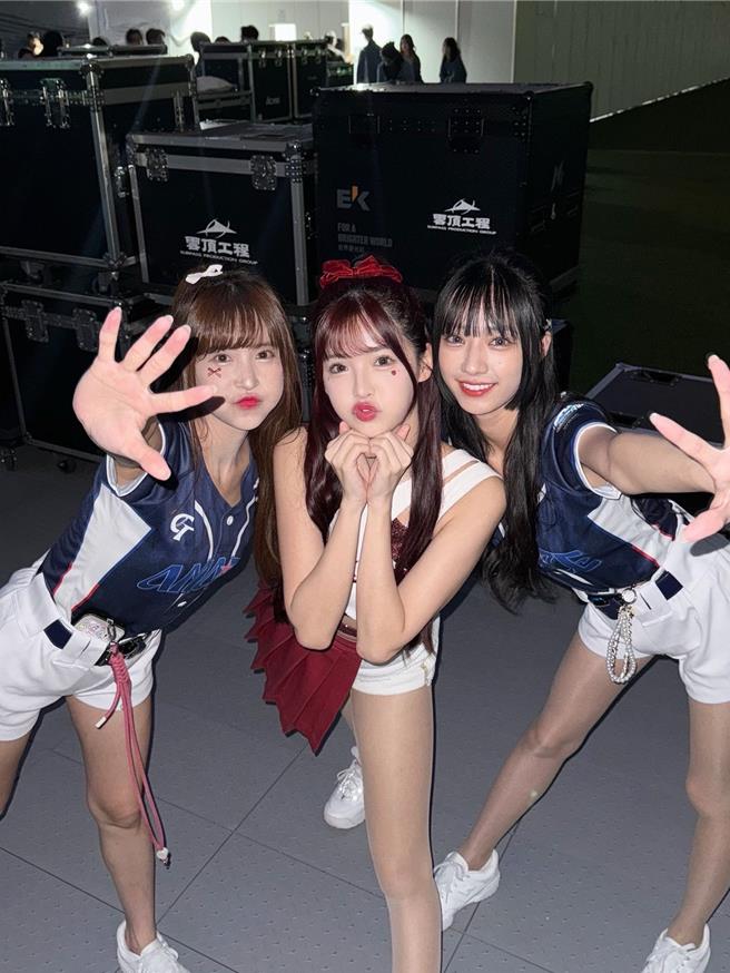 孟洁（左起）、菲菲和嘎琳在晚会后台合影。（乐天桃猿提供）