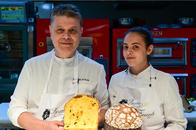 世界潘納朵尼冠軍、發酵學大師Aniello di Caprio來台傳授經典潘納朵尼的製作心法，右為義大利及助理。（巧舜企業提供）