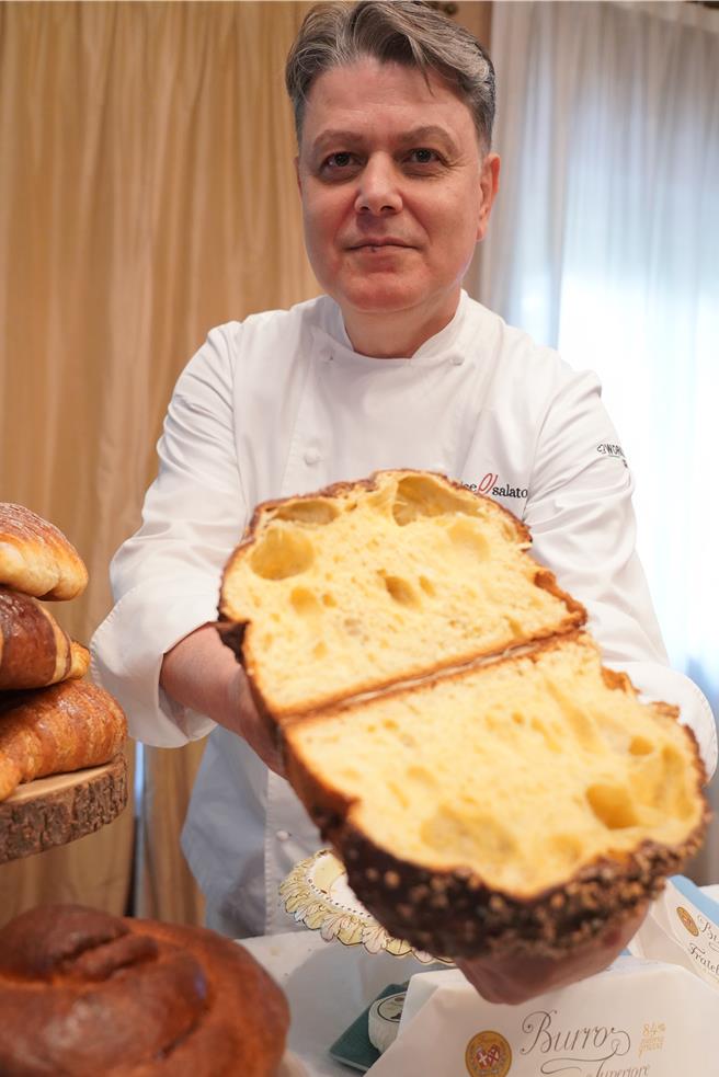 世界潘納朵尼冠軍、發酵學大師Aniello di Caprio來台傳授經典潘納朵尼的製作心法。（巧舜企業提供）