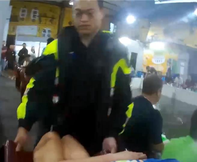 46岁陈姓女子本月3日趁着山陀儿颱风来袭、新北市放颱风假，下午到树林区佳园路3段钓虾场内喝醉倒地，被警方用椅子「扛」上警车，钓虾场钓客看到滑稽模样搞笑大喊「进喔」，员警则无奈喊「足歹看啦」，最后由钓虾场女性员工陪同返家。（翻摄画面）